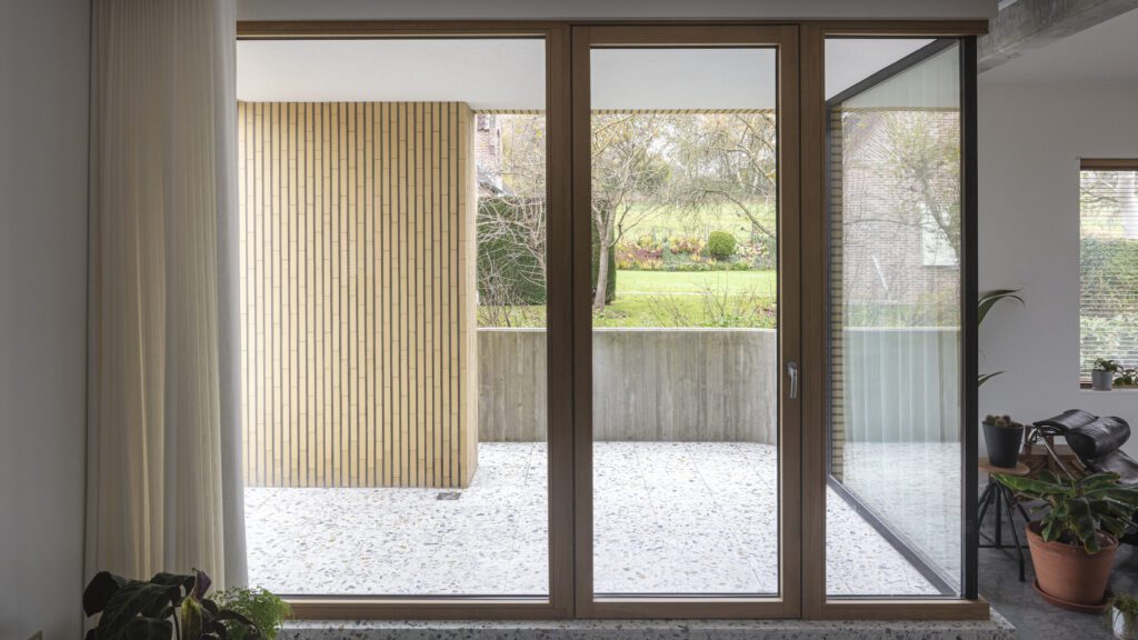 Mondian hout-aluminium kozijnen — houten raampartij met tuinzicht, Project Hoeilaart