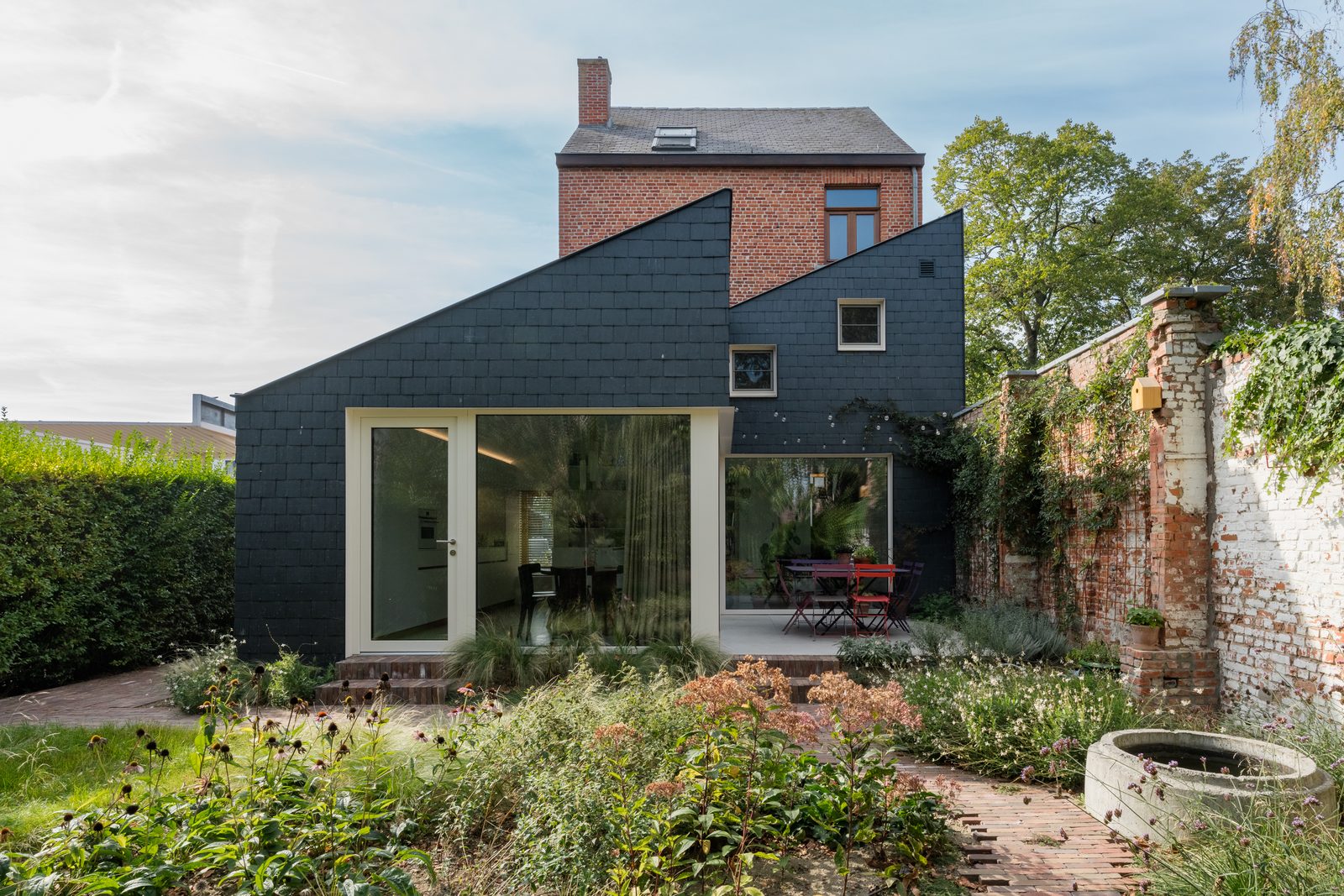 Project CW — renovatie met donker leisteen en hout-aluminium